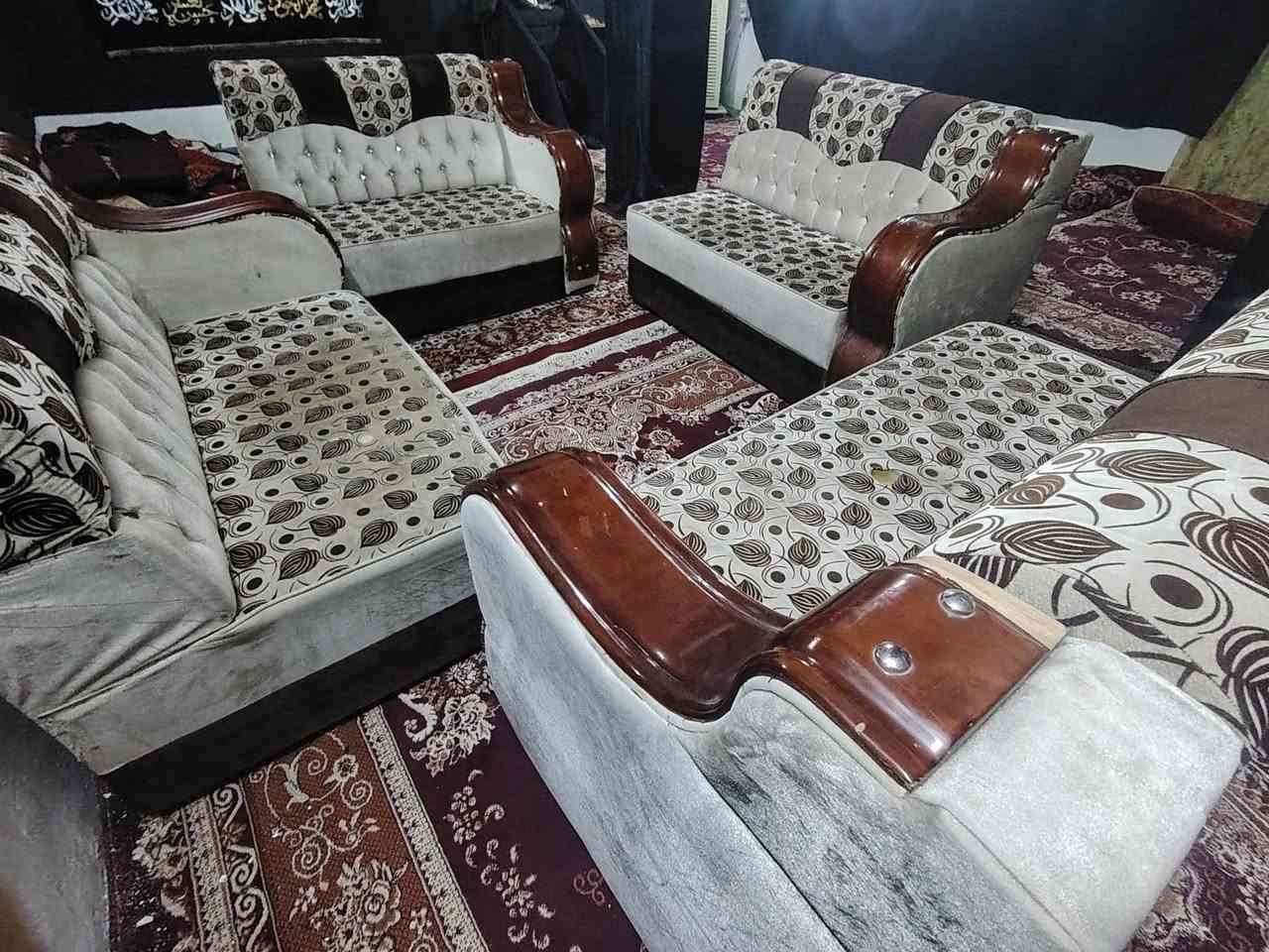 السلام عليكم قنفات للبيع نظيفات كلش اربع قطع سعرهن ٧٥ الف وبيهن مجال عنوان البصره ابو الخصيب رقم ***********
