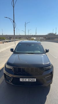 جيب 2023 كراند شيروكي 5 راكب خليجي وكاله هارلم بصمتين السياره  مغلفه p...