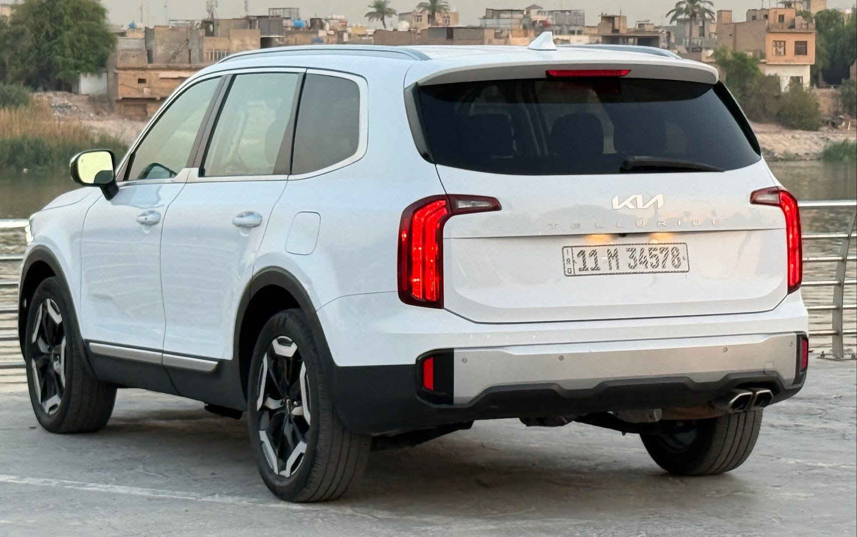 كيا تيلورايد 2023 S السعر 239 وبيها مجال 
وارد امريكي صور الحادث مرفقة بالمنشور 
رقم بغداد الجديد بأسمي تحويل ثاني يوم 
المواصفات: بصمة / بصمة أبواب / تشغيل عن بعد 
شاشة كبيرة / كامرة دوارة / فول تحكم ستيرن 
تحديد مسار / قيادة الية / رادار امامي / رادار جانبي
حساس خلفي / هندبريك بصمة / اوتو هولد 
مود درايف / ويل كب حجم 20 / محرك 6 سلندر
3800 / ماشية 25 الف ميل / شاشة الكترونية 
كشنات تدفئة / 7 راكب / كشنات جلد VIP 
تبريد 3 قطع مركزي / مانع انحدار / لايت زنون 
اشاير بل مري / شحن وايرلس / داخل اسود 
مكان السيارة بغداد الدولعي  السعر 239 و بيها مجال 
للاتصال والاستفسار 
***********
