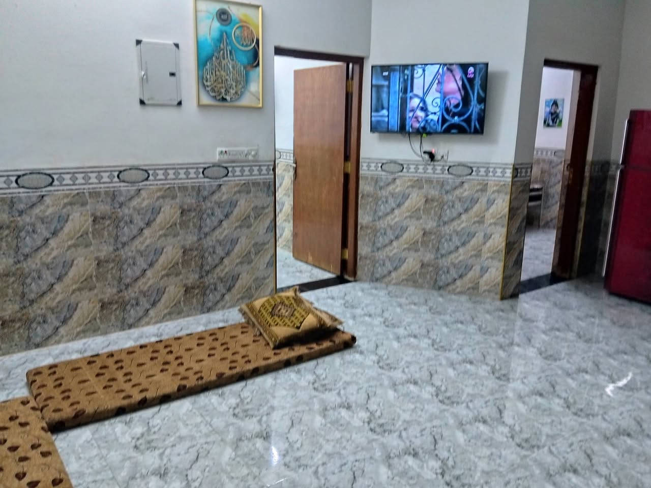 للبيع اقساط ع المصرف العقاري 
مشتمل ركن  بالشهداء طابو صرف 
شارع 20 قرب شارع 40 
المساحه 150 واجهه 12.5 والنزال 12.5 
المشتمل من الداخل فول يحتوي ع حديقة وكراج سياره و صحيات عدد 2 و مطبخ حار وبارد  واجازه بناء 2026
يباع مع اثاث المطبخ 
عليك فقط كفيل ومقدمة 25 فقط 
***********
