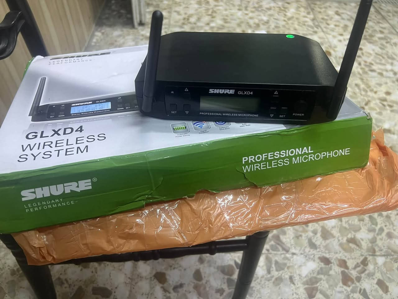 مايك شور لاسلكي ويا لاقطات ثنين وحده منهن بيهه خلل جديد فتحته لغرض الفحص حط سعرك وبالعافية ع الياخذه
مكاني بغداد حي الاعلام شارع البداله 
توووصيل ما عندي
***********
