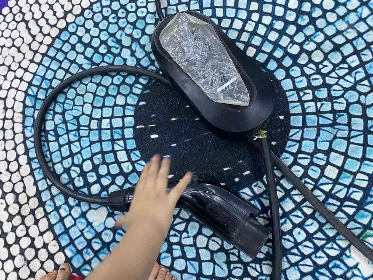 سلام عليكم 
شاحنه اصليه اصليه 
مال سيل 6 ترهم على كل بي واي دي 
نظافه 100 /100 
سعره 75 وبيه مجال بسيط 
مكاني جميله 
رقم ***********
