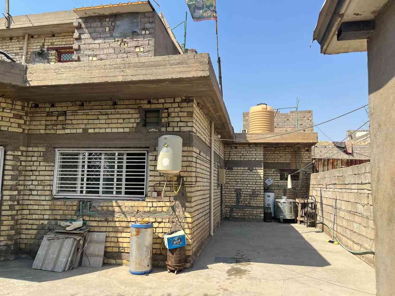 السلام عليكم بيت للبيع في منطقة الاصلاح / شارع الجزيرة القديم
المساحة 180م 
محتويات البيت :- 
الطابق الارضي( غرفة نوم ، استقبال , مطبخ مفتوح على ساحة الدرج , صحيات )
الطابق الثاني ( غرفة نوم سويت, مخزن ) 
كما موضح بالصور 
السعر 60 مليون وبي مجال 
للاستفسار التواصل على الرقم :- ***********
