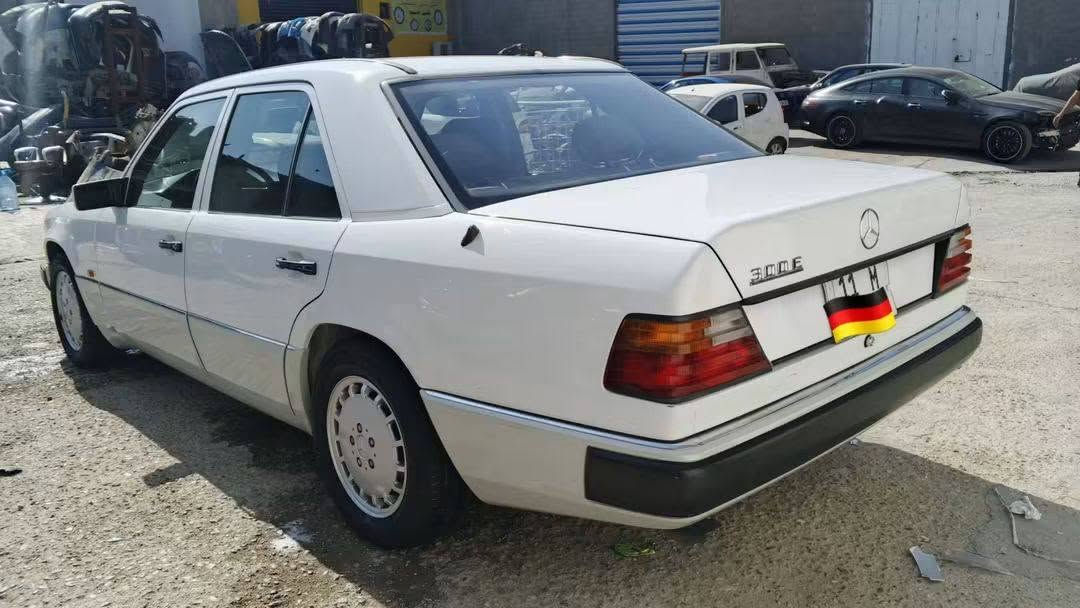 بـسـم الله ماشاء الله 🧿
مرسيدس دب E300
موديل:1992✨
مواصفات:
صاج مشطب ملكي 🪬
كشنات تدفئه 
جامات اماميه كهرباء خلفيه جوبي 
داخل مخمل حبري 
دبل مروحه ✨
اريل كهرباء 
سلايت طگتين 
تبريد ثلج 🌬️
كشنات كهرباء 
هواي مواصفات بيها بعد 

ملاحظه: سياره بلاديه بدون صبغ جديده تخبل 
كفاله عامه 🤍
رقم الهاتف:***********
سعر:95$ وبيها مجال للطيبين ❤️ مكانها : بغداد
