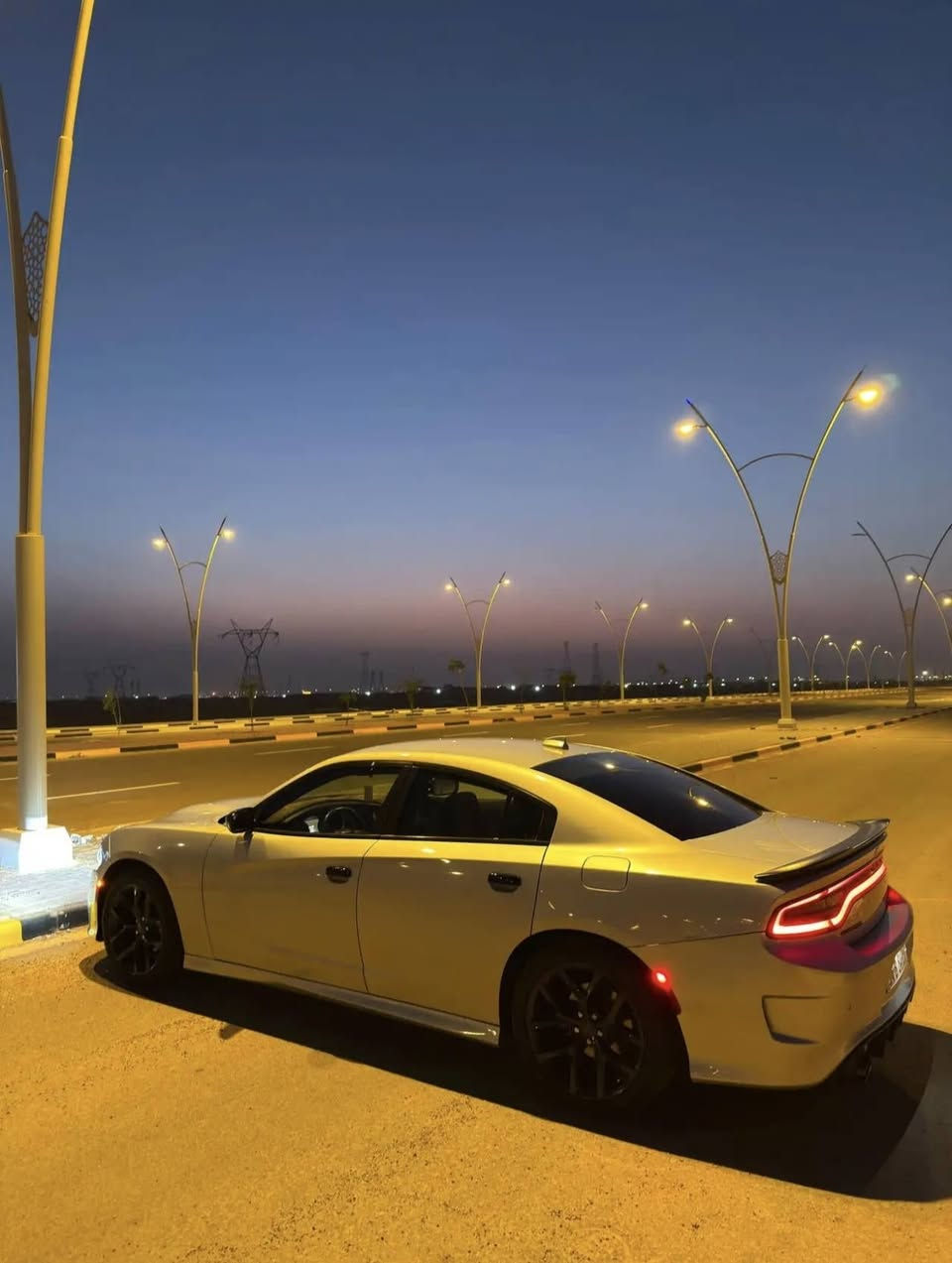 السلام عليكم 
دوج جارجر 2023 Sxt اصل الاصدار الاخير
البدي كفاله عامه وصور الحادث موضحه بالصور دعاميه اماميه فقط
سياره جديده وبعدهي ع وضع الشركه ماشيه 50 الف ميل  جاهزه من كلشي 
محرك 3600 تو ويل
رقم بصره تحويل سنويه لـ2030
السعر 230 وبيه مجال مكاني البصرة الزبير
***********
