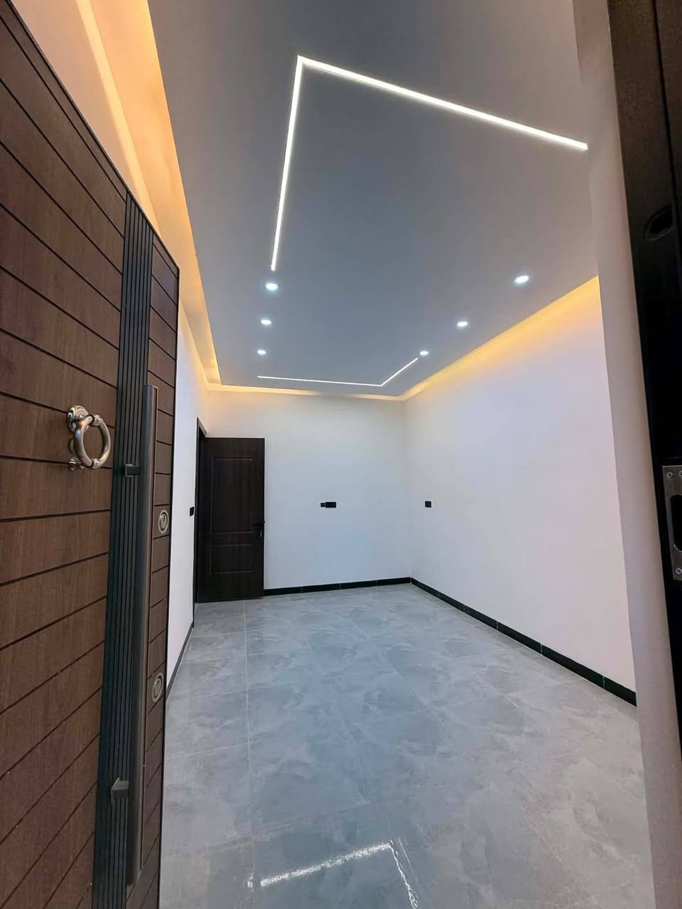دارين  للبيع مساحة الدار 100 متر
الواجهه 5  النزال  20  ' يحتوي على 4 غرف 
 بناء حديث درجه اولى ضلع منفصل
1⃣الطابق الأول : 
▪️صاله مطبخ غرفة نوم حولي درج خدمات
2⃣الطابق الثاني
◽️ 3  غرف نوم ' خدمات ' بيتونه ' سطح
موقع مميز حي الجهاد/   الرفاق الاولى
  ,   *********** متوفر واتساب
