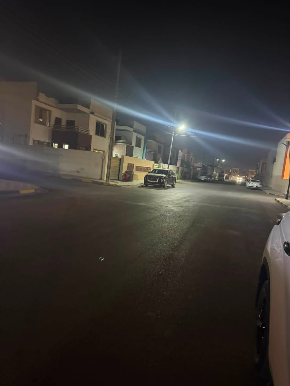 سلام عليكم دار للبيع من داخل مجمع زيتون دار مساحه 252 ركن موقع مميز مقابل حديق بصفه شارع 10 مقابل شارع 15 البيت يحتوي عله 3 غرف نوم وصاله وهول داخل ومنور مساحه جبيره ومطبخ 4 حمامات البيت 2 طابق سعر البيت 425 مليون وقابل لتفاوض وبي مجال اي ستفسار  اني حاضر *********** ملاحضه البيت ما مطلوب لا مصرف لا شركه مال مجمع البيت حر بسمي تحويل مباشر
