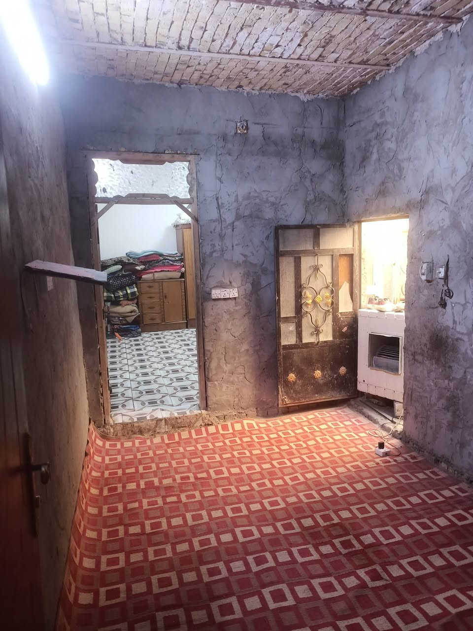 سلام عليكم بيت للبيع مساحته 75 متر عكاده بناء بلوك المكان كوفه دور الحوزه السعر {12} وبي مجال الستفسار ***********

