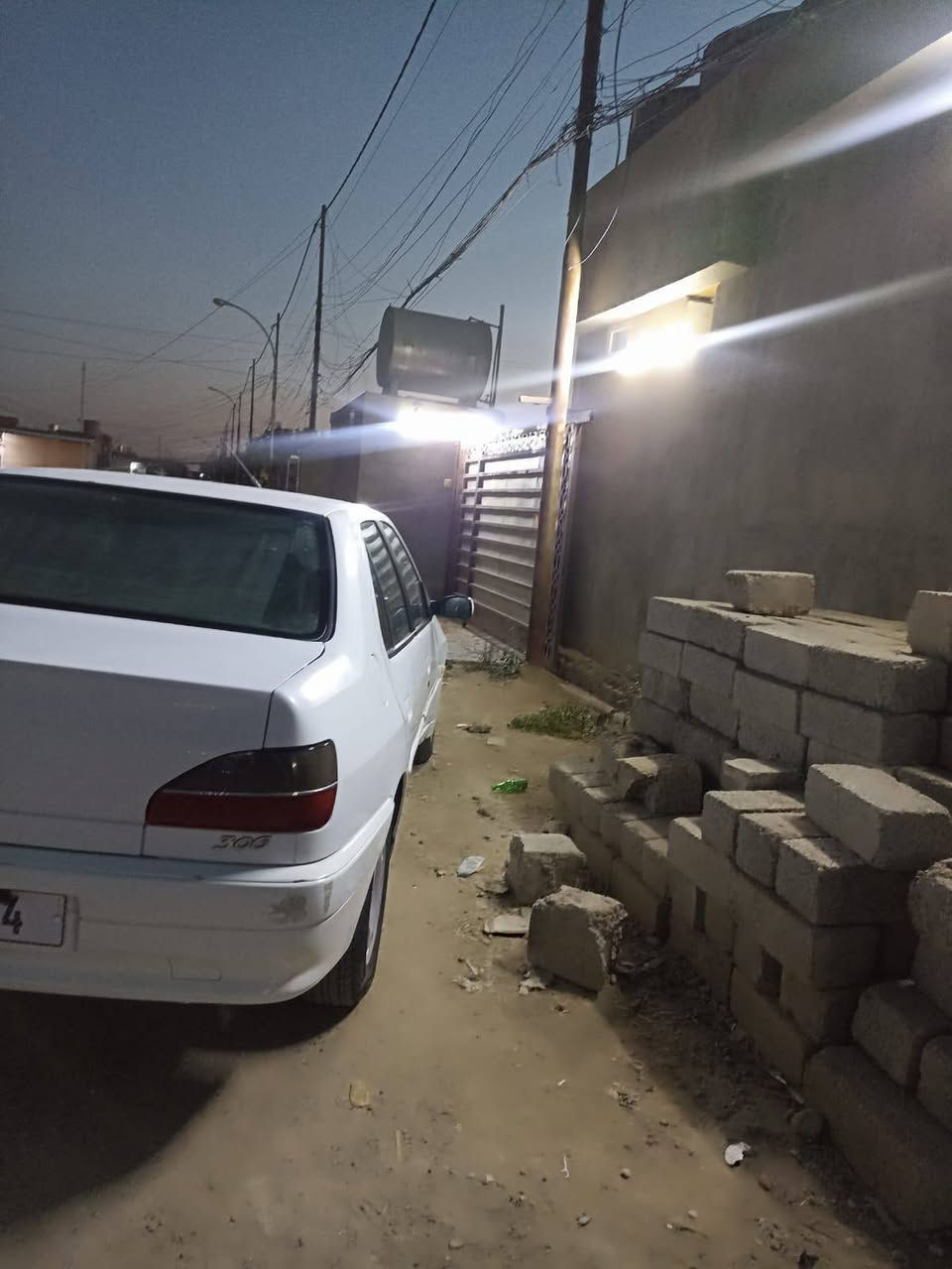 السلام عليكم 

بيجو موديل 2002 كير ومحرك شرط  صدر

 طخم تاير كلو جديد تبريد ثلج ويا سويج دوشمه داخل .🚗

رقم دولي سنويه لل31 شرط التحويل تتكاتب مع الشرعي 

السياره بدون صبغ بدون حادث بلادي شغاله ترايك بصره

مكان السياره كياره قاطع السبعاويين ملاحضه مكلف بل نشر

السعر 39 وبيها مجال بسيط 

رقم صاحبها    ***********
