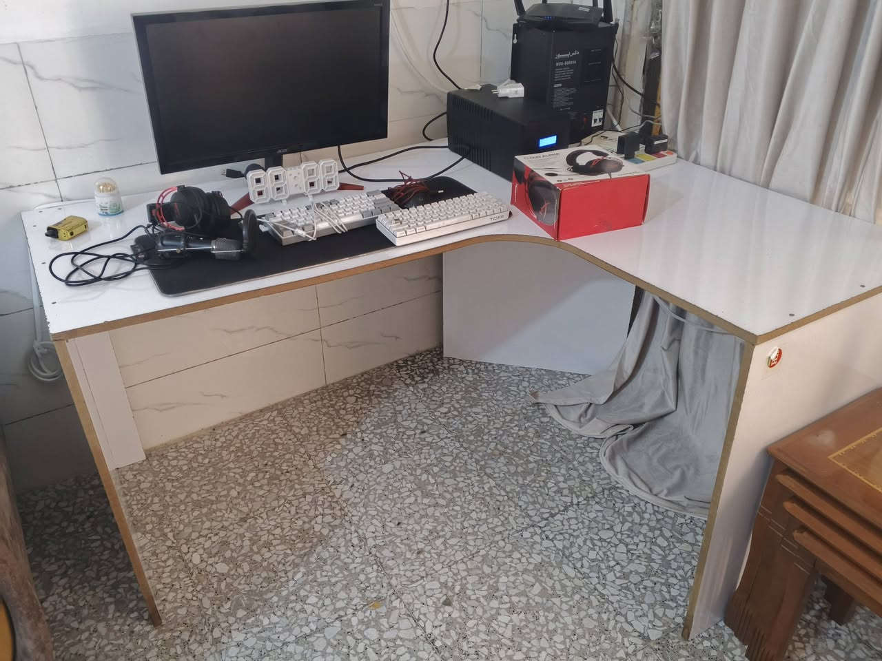 غراض pc كامل عده الكيس
كيبورد عدد ثنين واحد سلكي واحد لا سلكي 
موس ريد دراكون 
سماعه هايبر إكس الفا 
ups اونلاين 1000
شاشه ايسر حجم 24
مع ميز كبير 
العنوان بغداد البياع ***********
مواصفات الشاشه بالصور الغراض كلها نضيفه ups بطاريات جديده
