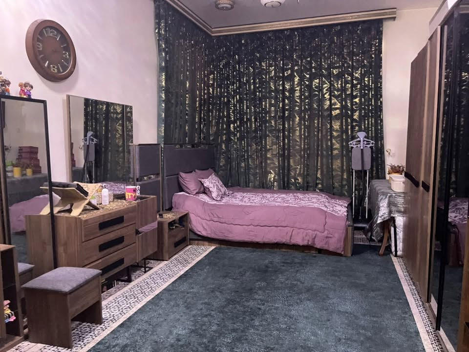 بيت للبيع مع الاثاث شارع الغسل ابو خستاوي قرب اسواق دره مساحه ١٥٠متر طابو زراعي سند٢٥ طابقين طباق الأول. استقبال صاله غرفه مطبخ صحيات طابق ثاني غرفتين صاله صحيات الرقم ***********
