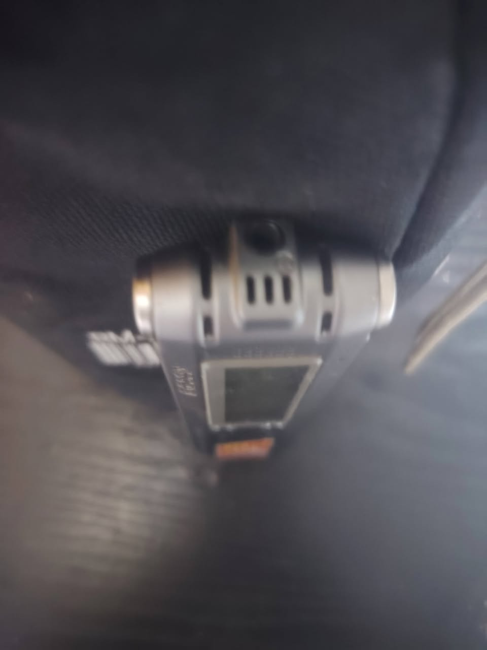 هذا جهاز مسجل صوت رقمي (IC Recorder) من شركة سوني (Sony)، وهو جهاز عملي ومفيد جداً لتسجيل المحاضرات، الاجتماعات، المقابلات، أو الملاحظات الصوتية بدقة ووضوح.  
​إليك تفاصيل مواصفات الجهاز واستخداماته لتستعين بها في كتابة إعلان بيع جذاب:
​المواصفات الرئيسية للجهاز:
​الماركة: سوني الأصلي (Sony IC Recorder).  
​السعة التخزينية: 1 جيجابايت (1GB)، وهي مساحة ممتازة لتخزين ساعات طويلة من التسجيلات.  
​مدة التسجيل: يوفر إمكانية تسجيل تصل لغاية 374 ساعة (حسب وضعية الجودة والدقة المختارة مثل LPE).  
​المميزات الإضافية:
​ميزة MP3 Playback لتشغيل واسترخاء الملفات الصوتية بصيغة MP3.  
​منفذ USB PC Link لربط الجهاز بالحاسوب بسهولة ونقل الملفات وتسجيلها.  
​خاصية التقسيم DIVIDE لتنظيم وترتيب التسجيلات داخل الجهاز.  
​شاشة رقمية واضحة لعرض حالة البطارية، المساحة المتبقية، ووقت التسجيل. 
البيع بغداد السعر ٣٥ الف توصيل ماكو اكتب تم توصل الك تفاصيل على خاص ***********
