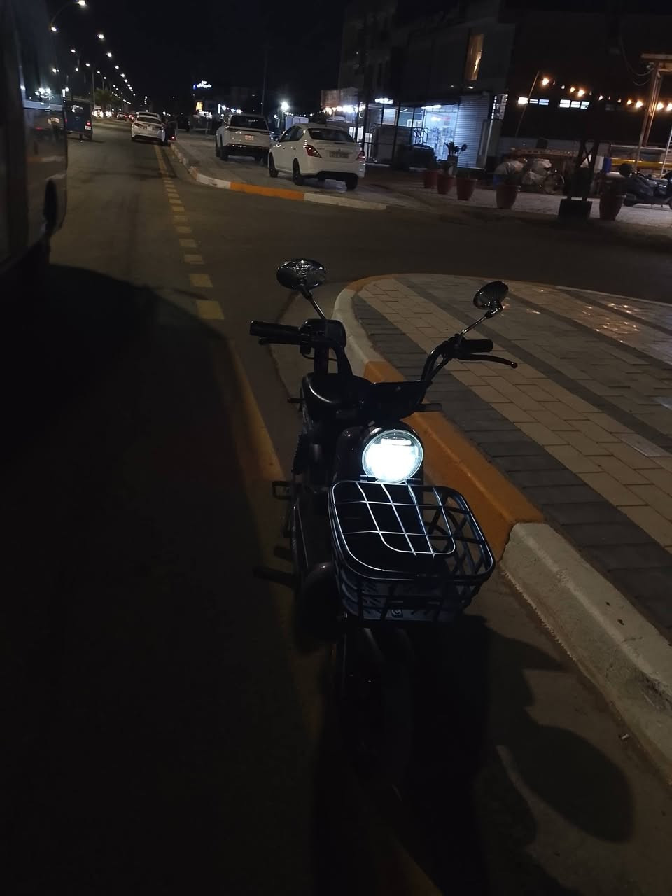 السلام عليكم حبايب عندي دراجه شحن حجم 14دراجه كلش ما بيها بس الستان طاك غيرها ماكووو دراجه موديل 2025 رايدهاا300 قفل والله جاي تنباع اختها 500 لون مميز رصاصي مائل البنفسجي يعني حلوو عنوان دوره ابو دشير رقم ***********
