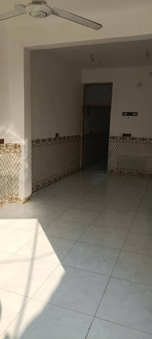 🏡🔥 فرصة مميزة للبيع – بيت طابو صرف في موقع ممتاز جداً 🔥🏡
📍 الموقع المميز: منطقة الوردية – خلف مستشفى الكفيل مباشرةً، مقابل مدرسة الشهيد أحمد العبيدي.

📐 مساحة البيت: 100 متر

✨ مميزات العقار:
🔹 طابو صرف 
🔹 يحتوي على استقبال + هول + مطبخ + غرفة
🔹 صحيات داخلية وخارجية
🔹 غرفة بالطابق الأول ملبوخه للنصف و اصلتله كهرباء
🔹 واصل ماء وكهرباء
🔹 واصل خط مولدة
🔹 شارع مع رصيف 40 متر مقابيل البيت 
🔹 مقابل البيت محرم، يعني واجهة مفتوحة ومساحة أمامية ممتازة

⭐ موقع ممتاز جداً للسكن والاستثمار، قريب من مستشفى الكفيل والخدمات والطرق الرئيسية.

💰 السعر: ٧٥ مليون وبيه مجال بسيط
📞 للاستفسار ومعاينة البيت: ‪***********‬‏

🔴 البيت مناسب جداً للي يبحث عن موقع مميز وطابو صرف .
