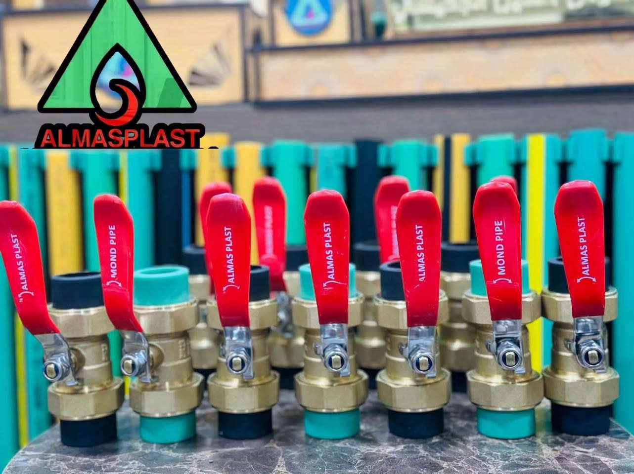 الماس بلاس التركي السعربوري   4850دينار 
  من اجود و ارقى المواصفات العالمي
طبقات متعددة (داخلية زرقاء/خضراء، طبقة وسيطة، شريط أصفر) تزيد المتانة وتقلل التمدد الحراري.

- مقاومة للصدأ، الترسبات الكلسية، والمواد الكيميائية.

- تتحمل ضغط حرارة يصل إلى 95 درجة مئوية، ومناسبة لشروط العراق.
✅ الجودة: ماركة ألماس بلاست منتشرة في الأسواق العراقية، جودتها جيدة وموثوقة، وتستخدم على نطاق واسع في أعمال السباكة الحديثة.
✅

نص مكتوب في الصور:
- مجمع وسام الاماره الانشائيه الكهربائيه ALMASPLAST
- الماس بلاس
- ALMASPLAST
- الماس بلاس التركي