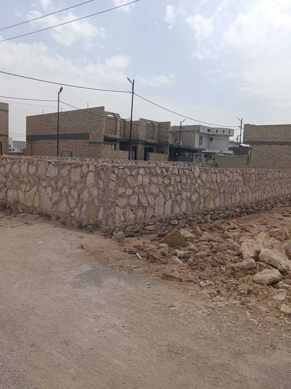 السلام عليكم ورحمه الله قطعه زراعي للبيع قرب حي الجامعه خلف محطه الكهرباء المساحه 280 متر مربع الواجهه 11  والنزال 25.5  القطعه ركن  مسيجه حجر محفوره ومغطاه بطبقه الجلمود مثل ماموضح بالصور شارع تبليط كهرباء ماء المداور من صاحب القطعه مباشر موبايل ***********
