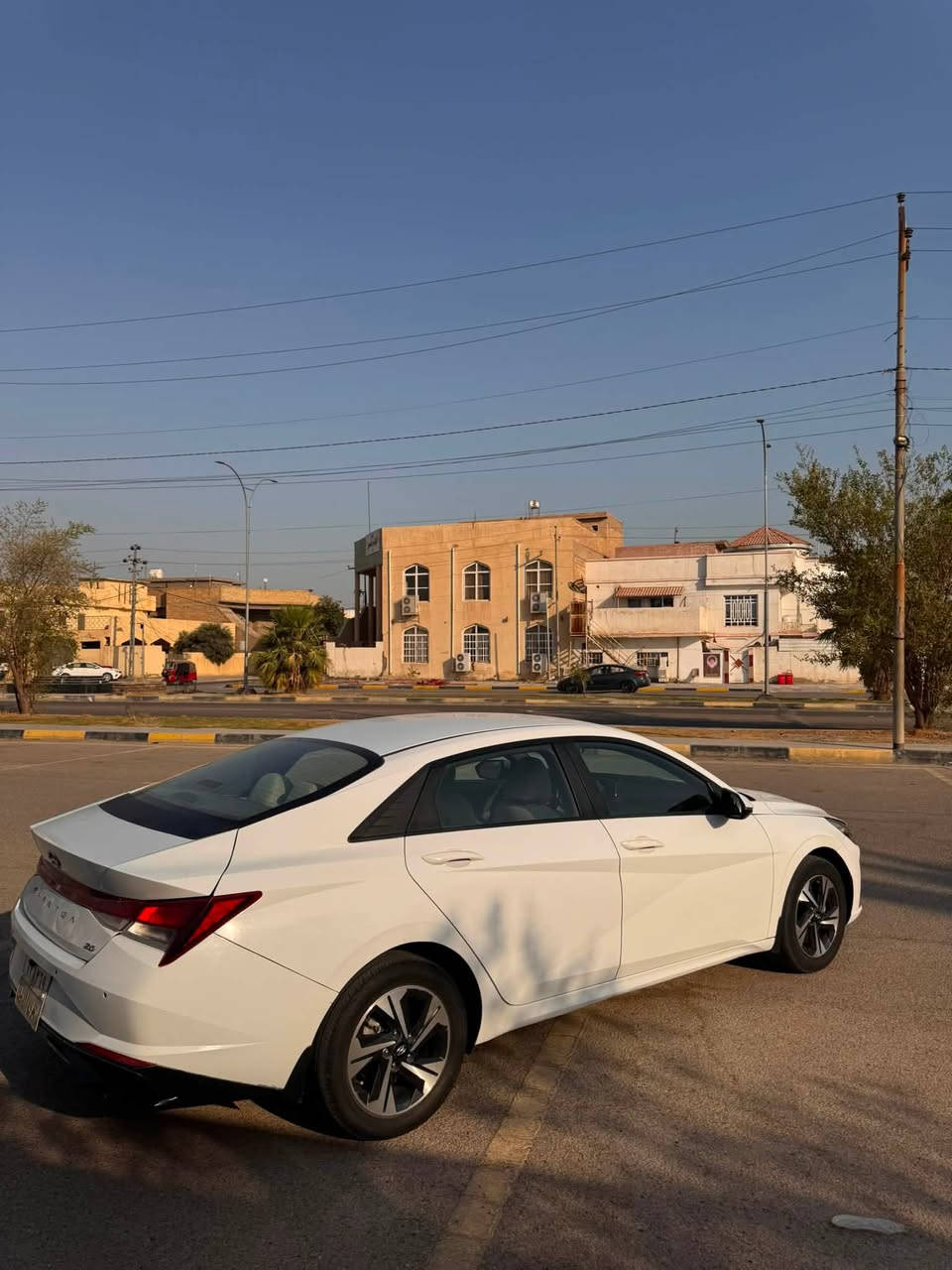 السلام عليكم 
النترا 2021 (خليجي) الكوري
مكينه 2000 
كير AT المرغوب 
ماشيه 113 
السياره جديده مثل ما موضح بالصور 
بيها خشم الجاملغ الامامي ومصبوغ للجماليه وكذالك الجاملغ الخلفي نصه
للاستفسار ***********
