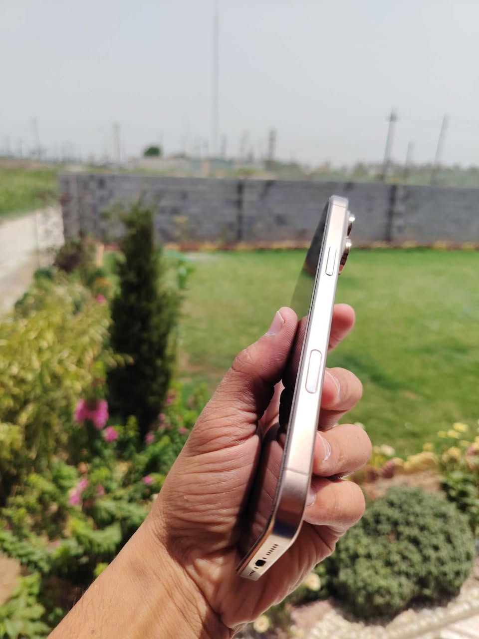 ١٦ برو ماكس ٢٥٦ بطارية ٩٢
كارتونة + كيبل 
نضافة ١٠٠٪؜
مكاني بغداد 
***********
١٣٢٠ بي مجال
