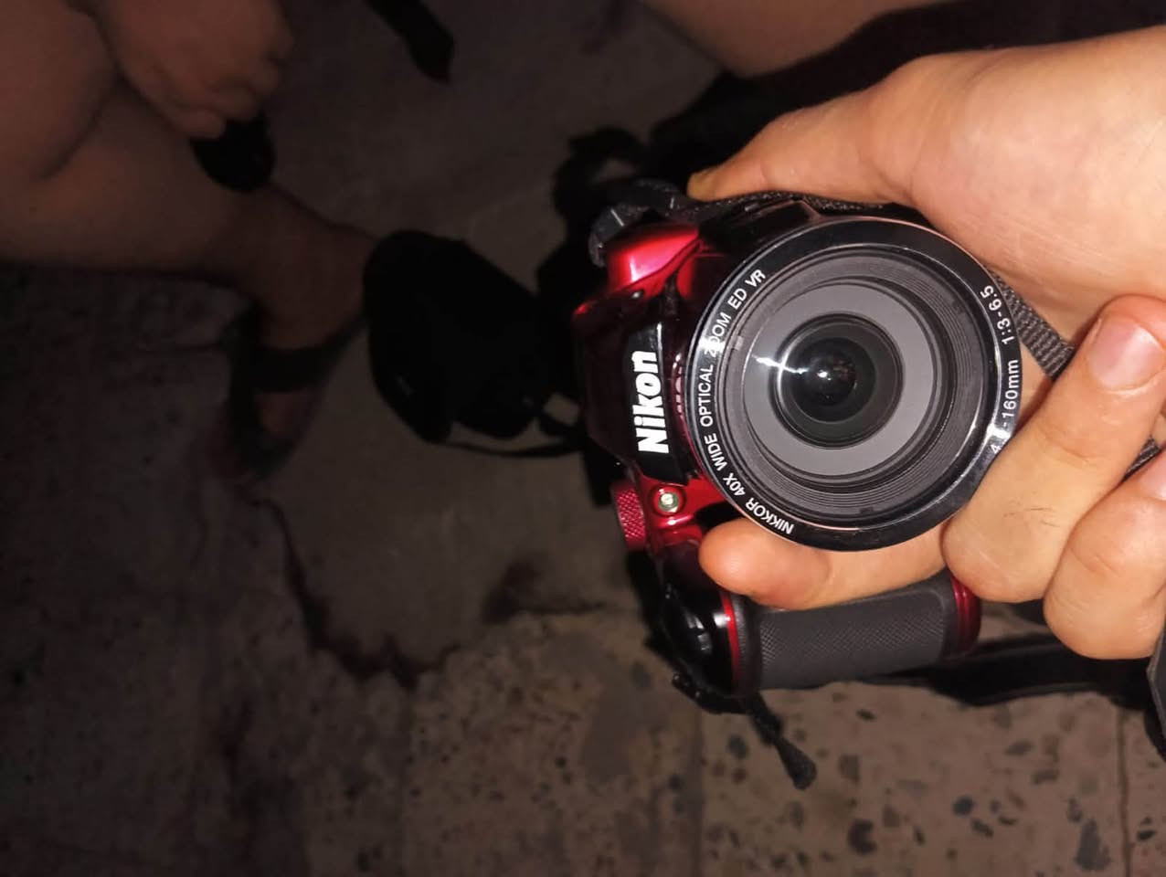 السلام عليكم كامره نايكون للبيع كامله السعر 300 وبيها مجال مكاني بغداد واتساب ***********.   

الموديل: Nikon COOLPIX P520
الدقة: 18.1 ميگاپكسل
الحساس: CMOS بحجم 1/2.3 بوصة
العدسة: NIKKOR
الزوم البصري: 42×
البعد البؤري: 4.3–180mm، ما يعادل تقريبًا 24–1000mm على كاميرات 35mm.
فتحة العدسة: f/3.0–5.9
مانع الاهتزاز: VR بتحريك العدسة (Lens-shift VR)
ماكرو: تستطيع التركيز من حوالي 1 سم في وضع الماكرو. �
en.nikon.ca
🎥 تصوير الفيديو
تسجل Full HD 1920×1080، مع خيارات 30fps و25fps و50i/60i، إضافة إلى أوضاع تصوير بطيء. �
نيكون الولايات المتحدة
🖥️ الشاشة
شاشة متحركة 3.2 بوصة
دقة حوالي 921 ألف نقطة
قابلة للانقلاب بزوايا مختلفة، وهذا مفيد للتصوير من زوايا منخفضة أو عالية. �
en.nikon.ca
🔭 أقوى شيء بالكاميرا
الـ 42× Zoom هو نقطة قوتها الرئيسية. الـ1000mm المكافئ يعني أنها ممتازة لتصوير:
القمر 🌙
الطيور والحيوانات من مسافة
الأشياء البعيدة
تصوير السفر والمناظر

