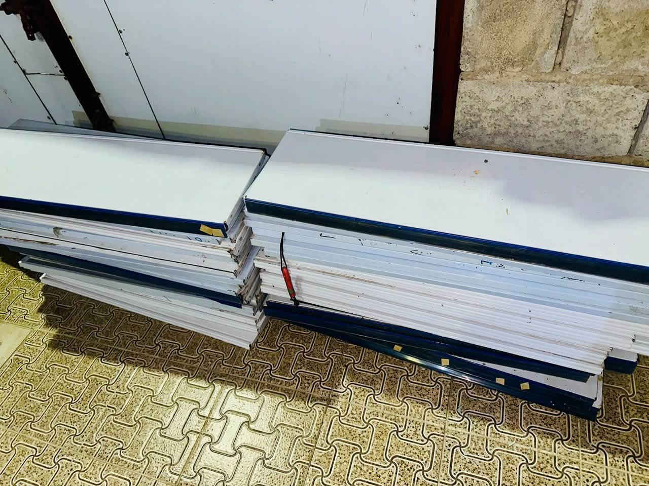 السلام عليكم
رفوف للبيع 
مستعملات شي قليل 
عددهن 68 قطعة 
العنوان / بهرز 
السعر والاستفسار الاتصال على الرقم

 ***********
