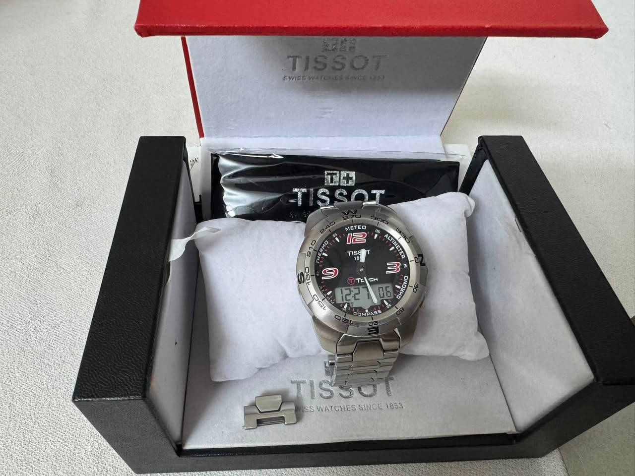 السلام عليكم مستخدم نضافه 100
Tissot
* الموديل: T-Touch.
* الحركة: كوارتز (Quartz) سويسرية.
* الزجاج: كريستال ياقوتي (Sapphire Crystal) مقاوم للخدش ويعمل باللمس لتفعيل الوظائف. 
* السوار: معدن 
* مقاومة الماء: حتى 100 متر T-Touch. 

الوظائف الموجودة على الساعة:

* 🧭 بوصلة (Compass).
* ⛰️ مقياس الارتفاع (Altimeter).
* 🌡️ مقياس الحرارة (Thermometer).
* ⏱️ كرونوجراف (Chronograph).
* ⏰ منبه (Alarm).
* 🌦️ مقياس الضغط الجوي وتوقع الطقس (Barometer/Weather).
* عرض الوقت والتاريخ على الشاشة الرقمية.
السعر 350 دولار / ***********
