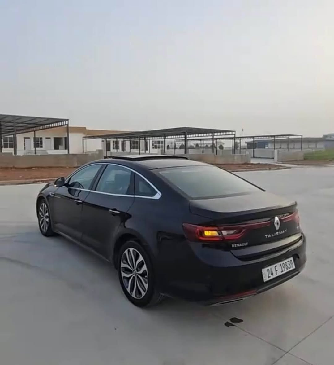🚗 للبيع | Renault Talisman Initiale Paris 2018 | أعلى فئة (Full Option)

🔹 الموديل: 2018

🔹 ناقل الحركة: أوتوماتيك EDC دبل كلتش 7 سرعات

🔹 اللون: أسود

⭐ أعلى فئة Initiale Paris – فول مواصفات بدون استثناء

المواصفات الخارجية: ✅ فتحة بانوراما كهربائية كاملة

✅ مصابيح LED PURE VISION الأصلية الذكية

✅ تشغيل وإطفاء أوتوماتيكي للأنوار

✅ حساسات مطر

✅ مرايا كهربائية مع طي تلقائي

✅ نزول المرايا تلقائياً عند الرجوع للخلف (Reverse Tilt)

✅ إضاءة ترحيبية خارجية وداخلية

✅ جنوط ألمنيوم 18 إنج

المقصورة: ✅ مقاعد جلد Initiale Paris الفاخرة

✅ مقعد السائق كهربائي مع ذاكرة

✅ مقعد الراكب كهربائي

✅ تدفئة المقاعد الأمامية

✅ تبريد المقاعد الأمامية

✅ مساج للمقاعد الأمامية

✅ تدفئة المقاعد الخلفية

✅ مكيف أوتوماتيك ثنائي المناطق

✅ نظام تنقية وتلطيف هواء المقصورة

✅ إضاءة داخلية Ambient متعددة الألوان

التكنولوجيا: ✅ شاشة R-Link كبيرة تعمل باللمس

✅ شاشة عدادات رقمية كاملة

✅ Head-Up Display على الزجاج الأمامي

✅ نظام صوت BOSE Premium Surround

✅ Android Auto وApple CarPlay

✅ كاميرا خلفية

✅ حساسات أمامية وخلفية

✅ نظام ركن ذاتي (Easy Park Assist)

✅ تشغيل بالبصمة (Keyless Entry & Start)

✅ تشغيل المحرك بزر Start/Stop

أنظمة القيادة والأمان: ✅ Multi-Sense (Eco / Comfort / Neutral / Sport / Perso)

✅ مثبت سرعة ومحدد سرعة

✅ فرامل يد إلكترونية مع Auto Hold

✅ مراقبة ضغط الإطارات TPMS

✅ ABS

✅ ESP مانع الانزلاق

✅ مساعد صعود المرتفعات

✅ عدد كبير من الوسائد الهوائيه (8)

وبعد بيها هوايه مواصفات ما تخلص 

الصيانة: ✔️ تبديل زيت المحرك بصورة دورية.

✔️ تبديل زيت القير EDC.

✔️ السيارة استخدام شخصي ومحافظ عليها جداً، والمكيف ثلج، والمحرك والقير بحالة ممتازة.

📍 مكان - دهوك

📍 السيارة جاهزة للفحص بأي مكان وعلى حساب 
المشتري

سعر اتصل عل رقم

📍رقم هاتف : *********** دهوك, العراق
