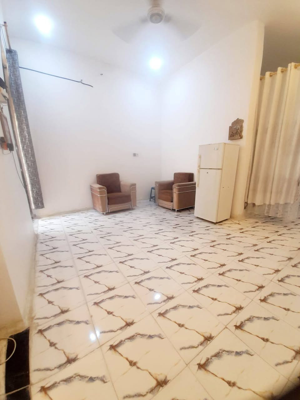 السلام عليكم 

بيت البيع خلف مدرسة الحبيب المصطفى بل زراعي 
المساحه 125 ريم 5×25
بيه غرفه صاله مطبخ ديوانيه وطارمه 
بنيان بلوك سطح ورباط كونكريت 
كله كامل ما عده بيتونه موكفينها فقط وسندويش مسكوفه
السعر 48 وبيه مجال لشراي 
تفاصيل اكثر هذا رقمي ***********
