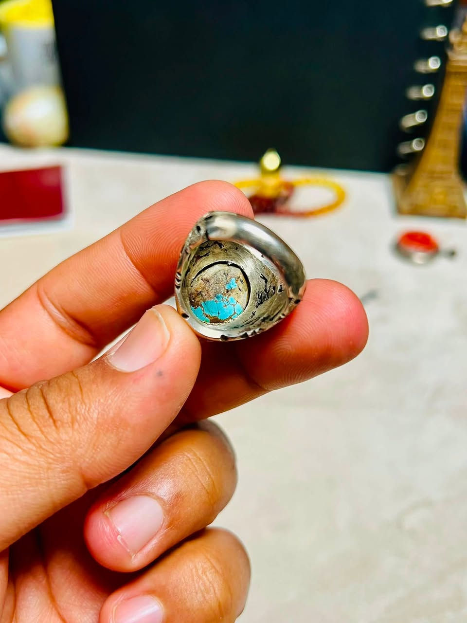 جمــــعة مباركة

� خاتم فيروز نيشابوري فاخر 💎

من روائع الفيروز النيشابوري، حجر يحمل جماله الطبيعي وحضوره المميز، اختير بعناية ليكون قلب هذا الخاتم الراقي.

✨ صياغة يدوية بفضة ثقيلة، تجمع بين جمال حجر الفيروز وإبداع الصائغ، بتفاصيل دقيقة وتشطيب يليق بجمال الخامة.

قطعة تجمع أصالة الحجر، فخامة الفضة، وروح الحرفة اليدوية… لتكون مميزة بكل تفاصيلها.

📞 للطلب والاستفسار: ***********

#فيروز_نيشابوري #صياغة_يدوية #فضة_925 #خواتم_رجالية #مجوهرا
