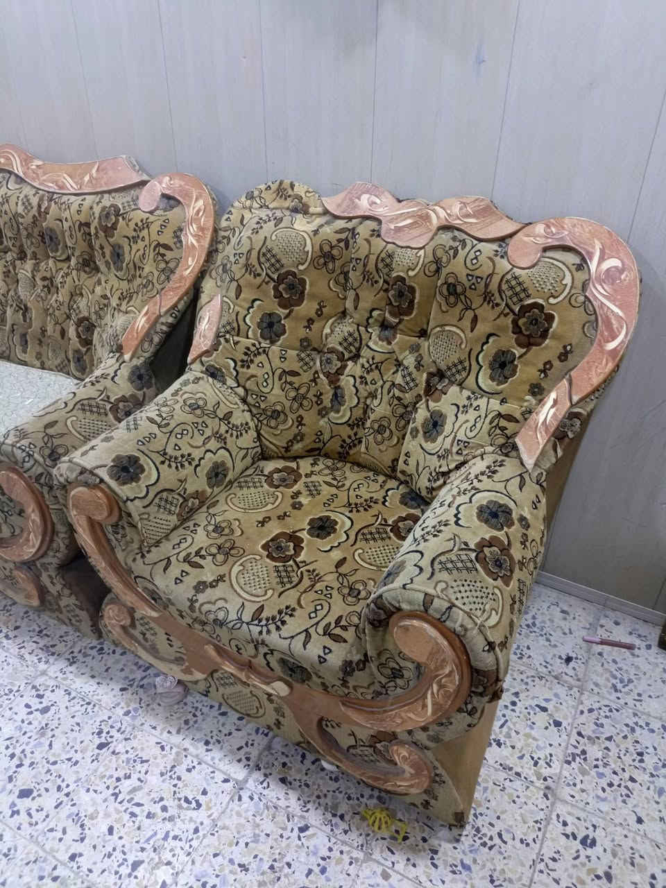 السلام عليكم يوجد تخم للبيع 10 مقعد من الخشب القديم المضبوط للاستفسار الاتصال على الرقم ***********
