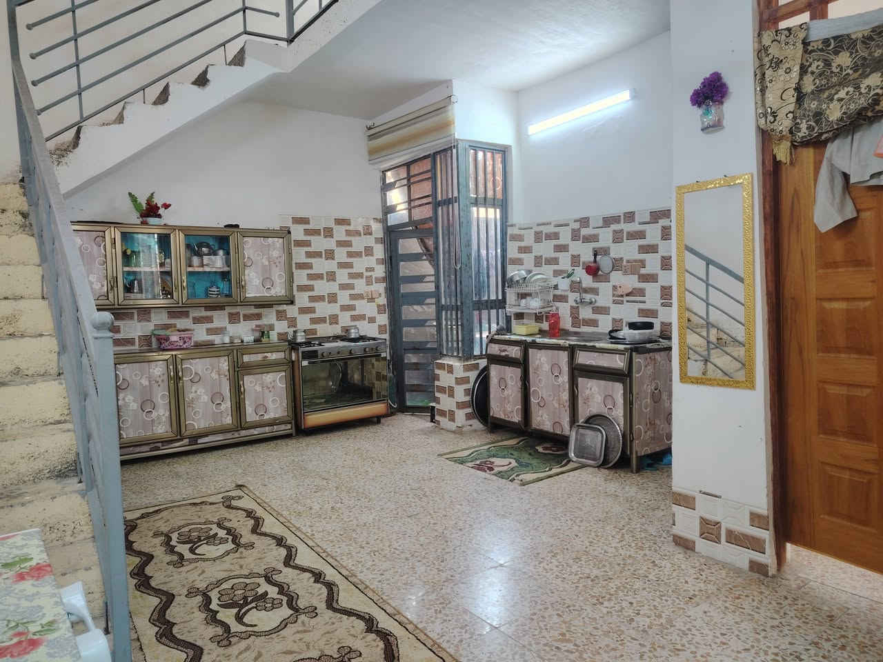 سلام عليكم بيت للبيع 100متر مربع واجهيا 10 ونزال 10 ركن سند 25 زراعي حي الأمير قرب شارع البحيره كل الخدمات موجوده يحتوى ع ستقبال وصاله و قرفه وطابغ الاول نفس الفوك مع الملحقات للستفسار ***********
