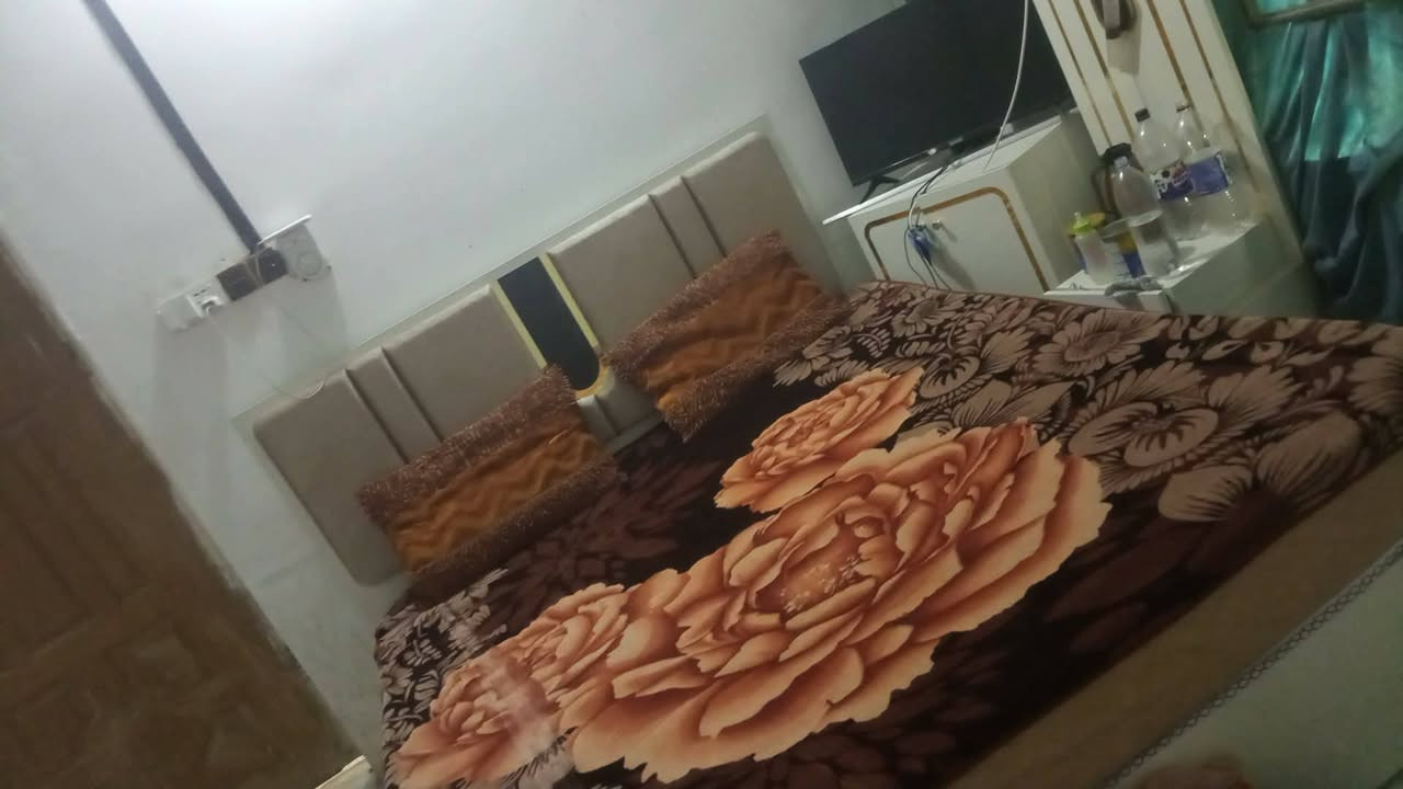 سلام عليكم  غرفه تركيه  للبيع السعر 350 وبيه مجال حك جيتك غرفه يعوزه بس مره اي شي مابيه الغرفه ماتعبك ولا شي  الاستفسار *********** رقم الجوال مال اني وخاص هم اتواجد
