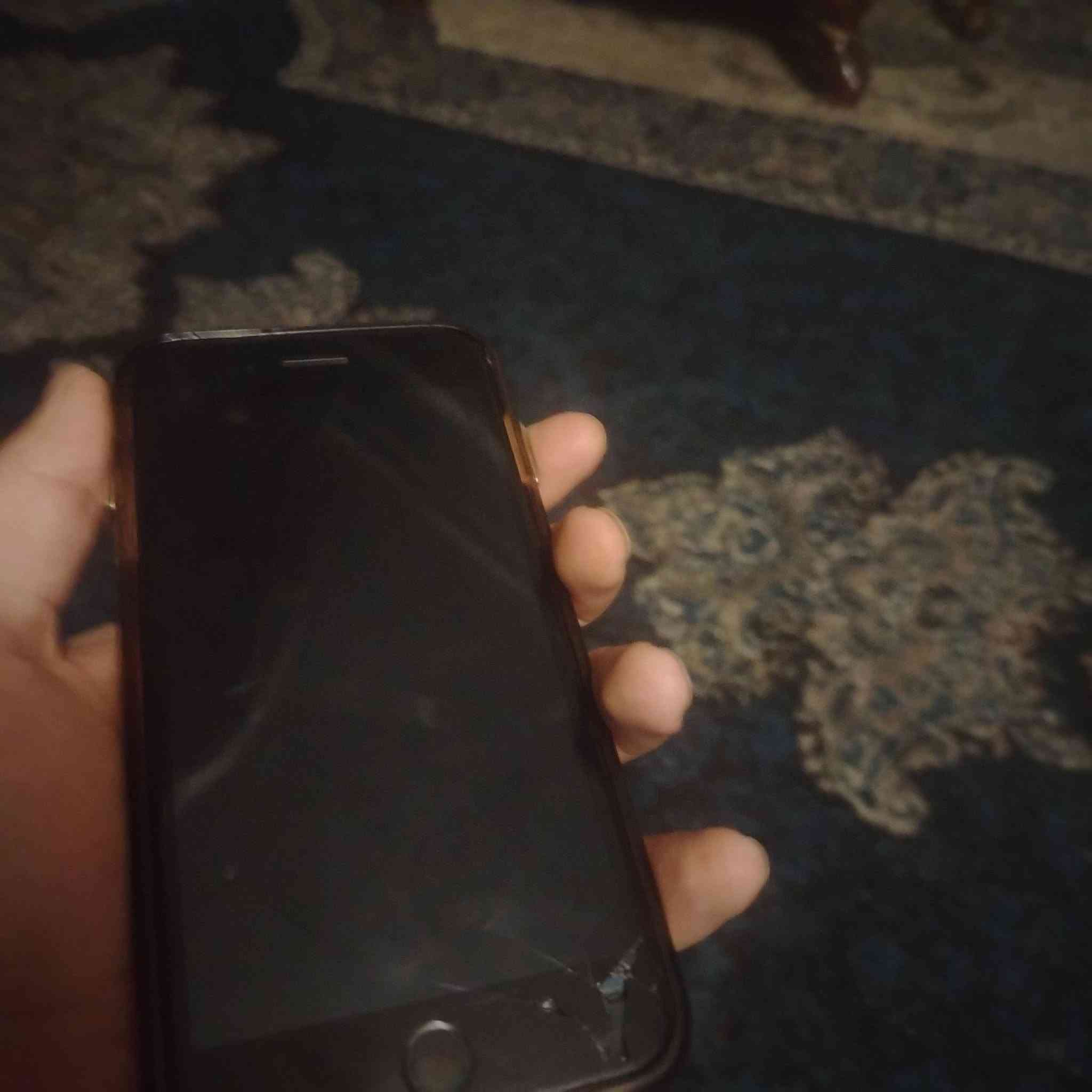 سلام عليكم ايفون سفن كلشي مابي مبدل بس بطاريه اصليه نسبه 100ذاكره128سعره75مكاني بغداد تواصل واتساب ***********
