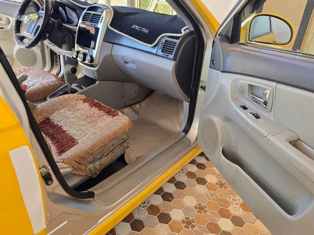 سبكترا موديل 8 رقم بغداد نكليزي
كير مكينه تبريد كلها مكفوله تخم تاير
حادث السياره فقط خشم الجامرلق بدون اي دواخل 
السياره مال جناي. مكان السياره ديالى بعقوبة
السعر 80 وبيها مجال
***********
