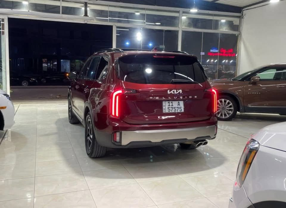 السلام عليكم 
كيا تيلورايد موديل 2023sx برستيج اكس برو فول مواصفات للاخير  ماشيه 60000 km 
رقم بغداد مميز رباعي 
لون السيارة مميز : ماروني  
 1-  كيا تيلورايد فئه sx xpro prestige
2- محرك 6 سلندر 3800 
3-  ويل كب حجم 18 اطار نقشة خشنة  
4- كامرات 5 محيطية مراية داخلية كامرة 
5-سقف اسود شامو كنتارا 
6-بصمة ابواب امامية  وبصمة تشغيل وتشغيل عن بعد
7-لايتات زينون عالي ناصي عدستين 
8-اشارة في المرايا الجانبية مع حساسات الاجتياز 
9-مصابيح ترحيب في مقابض الابواب + ترحيب بالمرايا 
10-رادار امامي تفاعلي للتوقف التلقائي امامي خلفي وجانبي 
11- السيارة فتحتين سقف 
12-حساسات امامي خلفي
13-غرفة السيارة جلد نابا اسود نقشة خياط 
14تحكم كهربائي متكامل لمقاعد  المقدمة 
15-المقاعد الامامية  تدفئة وتبريد  
16-شاشة دشبول كبيرة لمجموعة من الايعازات والضبط
17-بردات اصلية للابواب الخلفية 
18-مقاعد وسطية تطوى كهربائيا ويدوية الفتح 
19-انارة ليزرية محيطية متعددة الالوان لأنارة دواخل السيارة 
20-مرايا جانبية شفط كهرباء 
21-خاصية تحديد المسار والتنبيه عند الخروج من المسار 
22-المقعد الوسطي منفصل  VIP
23-تبريد السيارة 3 قطع 
24-تحكم ستيرن جهتين متعدد الايعازات 
25-وضعيات القيادة عدد 5 
26-تنبيه بالارتجاج في المقود عند الخروج من المسار او عند الرجوع 
27-كشن السائق مساج وذاكرة 
28- جنطة كهرباء فتح واغلاق 
29-ستيرن تدفئة  
30-وضعيات قيادة + 4x4
31-اوتو هولد + اوتو ستوب 
32-تحديد مسار الي + مثبت سرعة 
33-تبريد خلفي منفصل 
34-شاحن واير ليس 
35-منافذ شحن بالكشنات وبالخلف 
36-سستم صوت هارمن كاردن 
السياره حادثة نص جاملغ خلفي وشوي من قبق الصندوق وطخه راس الجاملغ  الامامي ورجع ع البارد  وتبدل البنيد هنا بالعراق فقط كما موضح بالصور  بدون ايرباك والباقي كفالةً عامة  
مكاني صلاح الدين بلد 
***********
السعر 295 $

