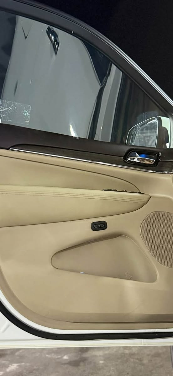 بسم الله الرحمن الرحيم
‏2019 Jeep Grand Cherokee Overland

فول 1/1 

مكفوله خليجي ما عدا شويه بارد وموجودة صور السونار

موديل2019

المحرك : V6.  3.6L . 

المواصفات :

* دفع رباعي 4x4 . جكات

*المرايات الجانبية شفط وقلاب وتعتيم

* تحذير النقطة عمياء ⚠ .

* ويل قياس 20 انج .

* سقف بانوراما . 

* شاشه كبيرة. 

* نظام الخرائط (GPS) .

* ستيرن كهربائي . 

* المصابيح الأمامية زنون .

* كشافات الضباب زنون .     

* تشغيل عن بعد .

* صندوق كهربائي ..

* حفظ وضعيات الجلوس (ميموري) . 

* المقاعد الأمامية كهربائية .

* المقاعد الأمامية تبريد وتدفئة .

* المقاعد الخلفية تدفئة .. 

* حساسات أمامية . 

* حساسات خلفية . 

* كاميرا خلفية .

* تدفئة ستيرن . 

* بخاخ ماء على المصابيح الامامي..

داخل بيجي

ماشيه 160 الف

مكان السيارة بغداد كمب ساره 

السعر ٢٦٠ وبيها مجال 

 الاتصال على الرقم ***********
