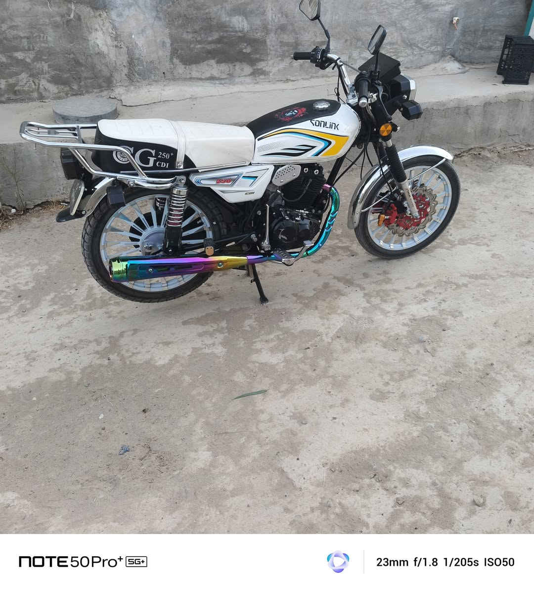 سلام عليكم دراجه سونك للبيع محرك 250cc كفاله عامه ما بيهه اي نقص ماشيه 7الاف/***********/بي واتساب *********** اتصال مكاني ابو غريب الزيدان السعر مليون او 150او بيهه مجال
