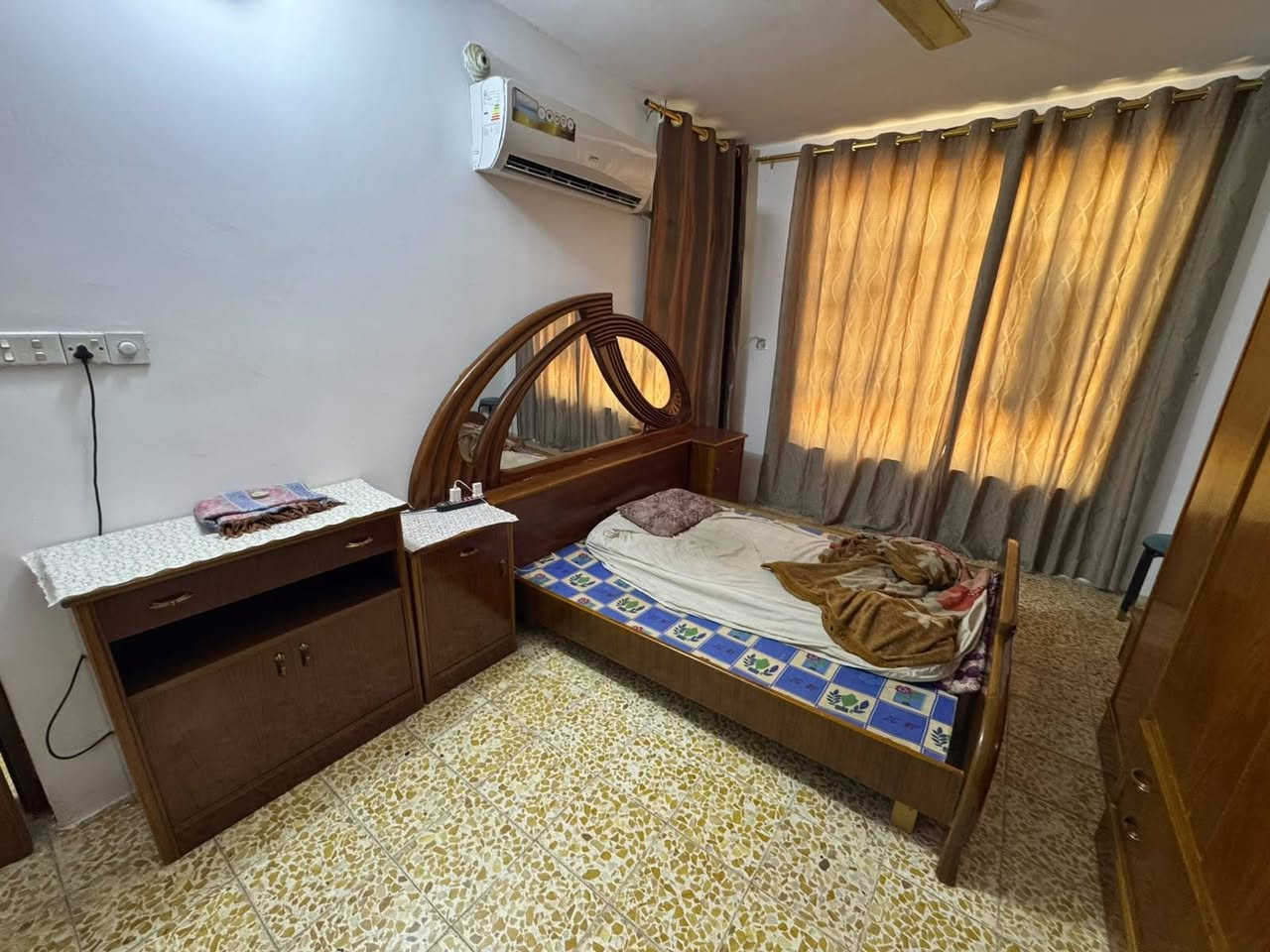 غرفه نوم سته أبواب ملحق مع كافه ملحقاتها للبيع والسعر مليون ومجالها بسيط عنوان بغداد حي الخطيب قرب مطعم سيد باسم ***********
