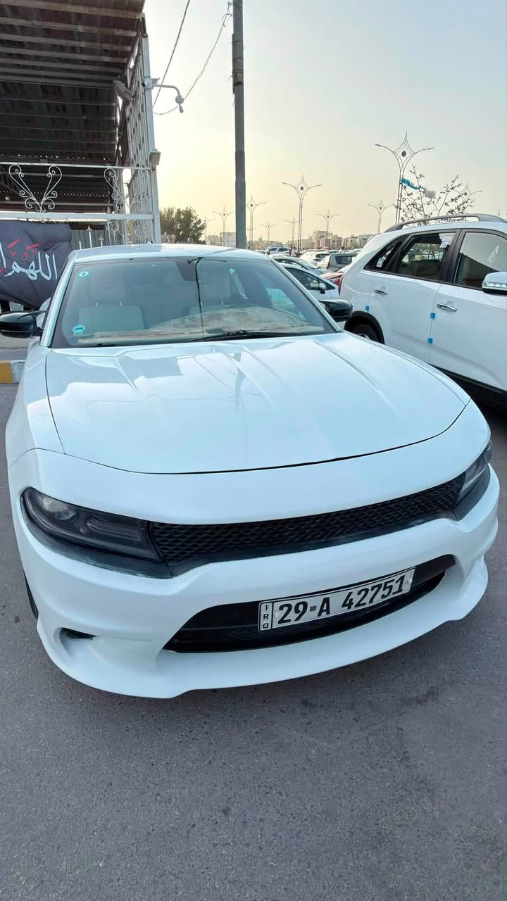 جارجر 2017 اصل  رقم واسط رقم دولي بأسمي
مواصفات SXT  شاشه كبيره كشنات جلد حضن ويل كب 18 بصمة تشغيل وابواب وتشغيل عن بعد  لايت زنون شمسي محرك 3600  كير تبريد ثلج  حداديه جديده عليها منظومه غاز السياره وارد امريكي حادث جاملغ خلفي وبنيد مبدل بدون ارباك وهنا بالعراق صار بيه
 وصبغ والسونار موجود 
مكان السياره الناصريه مركز سعرها 165 وبيها مجال حك الجيه 
*********** واتساب
