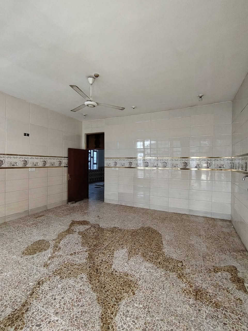 السلام عليكم دار سكن للبيع طابو زراعي 25 في الكوت منطقة حي الحكيم بالقرب من الشارع العام وبالقرب من مكتبة حكاية مساحتة 220م يبعد عن الشارع العام 100م البناء طابوق درجة اولى والسقف صب مسلح والارضية والجدران سيراميك ويتكون البيت من غرفتين نوم وصالة واستقبال ومطبخ وصحيات داخلية وخارجية ومرقم من قبل البلدية السعر 85 وبي مجال الاستفسار الاتصال على هذا الرقم ***********
