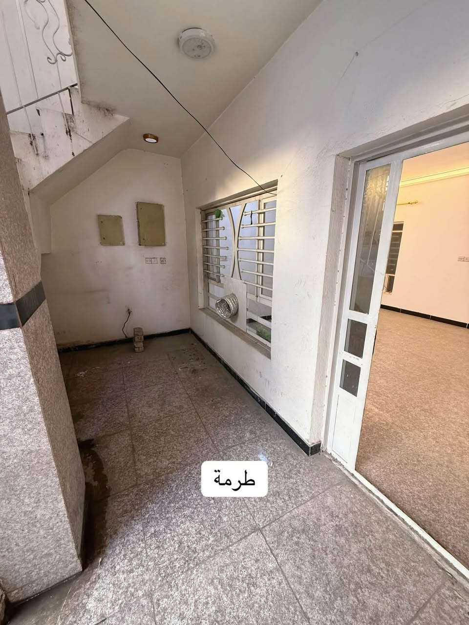 فرصة لا تفوت🔥

نص مكتوب في الصور:
- المنصور/حي المتنبي الشارع جداً واسع قريب من الشارع العام
- طرمة
- صالة واسعة
- مطبخ
- تصميم كلاسيكي جميل