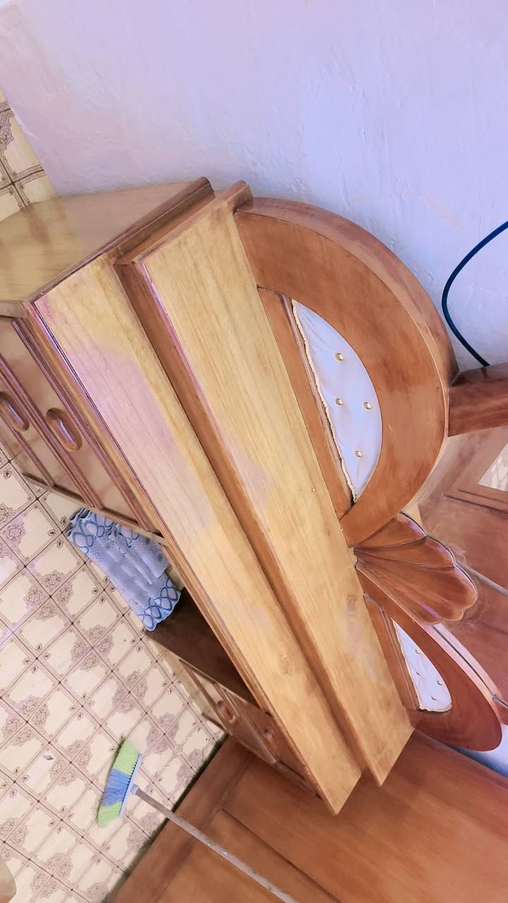 غرفة اخشاب مستعملة درجة اوله نضيفة جدا 
مكانة مركز مدينه 
سعره ٦٠٠ بيه مجال 
. 
***********
@إشارة
