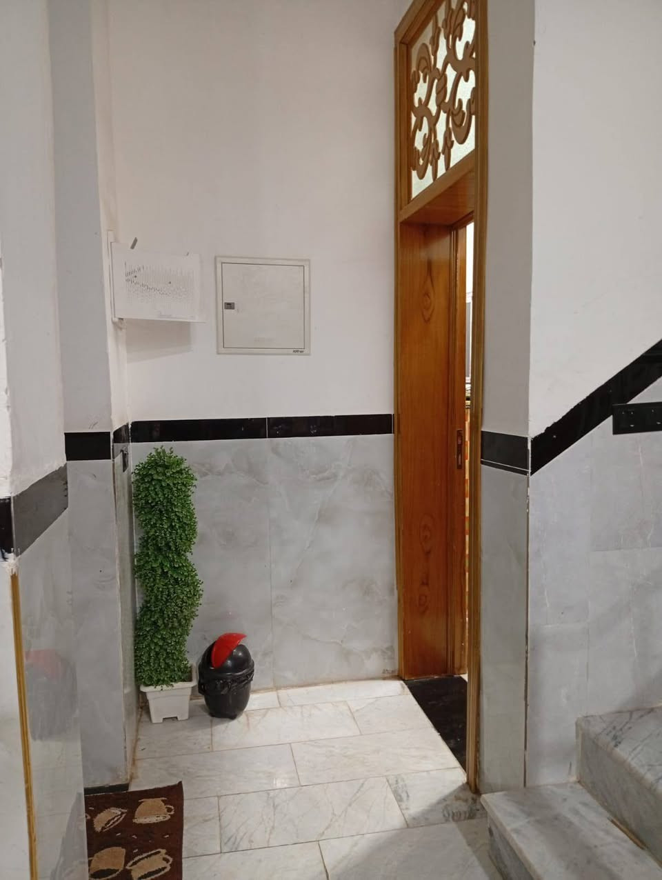 دار 200 متر كربلاء قنطرة السلام سند 25 اقرار محكمه بناء جديد قبل سنه طابوق جمهوري كونكريت مسلح الطابق الارضي غرفتين نوم وصاله ومطبخ ومناور عدد2 واستقبال ومنزع وصحيات منفصله وصحيات للاستقبال خارجيه والطابق الاول 4 غرف نوم ومنزع صغير وصحيات منفصله وصاله الارضيه مرمر الكهرباء بوري ومنظومة انترنيت وكامرات مراقبه وستلايت والسبالت تاسيس على السطح وخلاطات الماء جميعها نوع تركي ضمان 25 سنه يبعد عن الامام 2 كيلومتر نصف ساعه سيرا على الاقدام من البيت الى الامام عرض الشارع 8 مترالبيت عليه 3 مداخل من قنطرة السلام ومن باب بغداد وطريق جديد من شارع الحسينيه للاتصال على صاحب الدار  مباشر  ***********.    ***********
