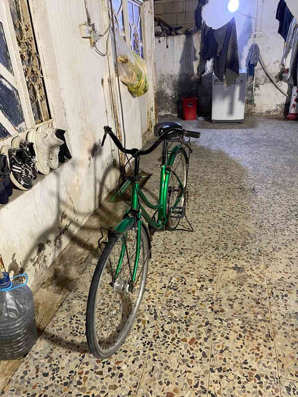 السلام و عليكم بايسكل بناتي بالة للبيع حجم 26 بايسكل بس يفلت الزنجيل غراضة كاملة السعر 35 وبي مجال العنوان ابو الخصيب البهادرية ***********
