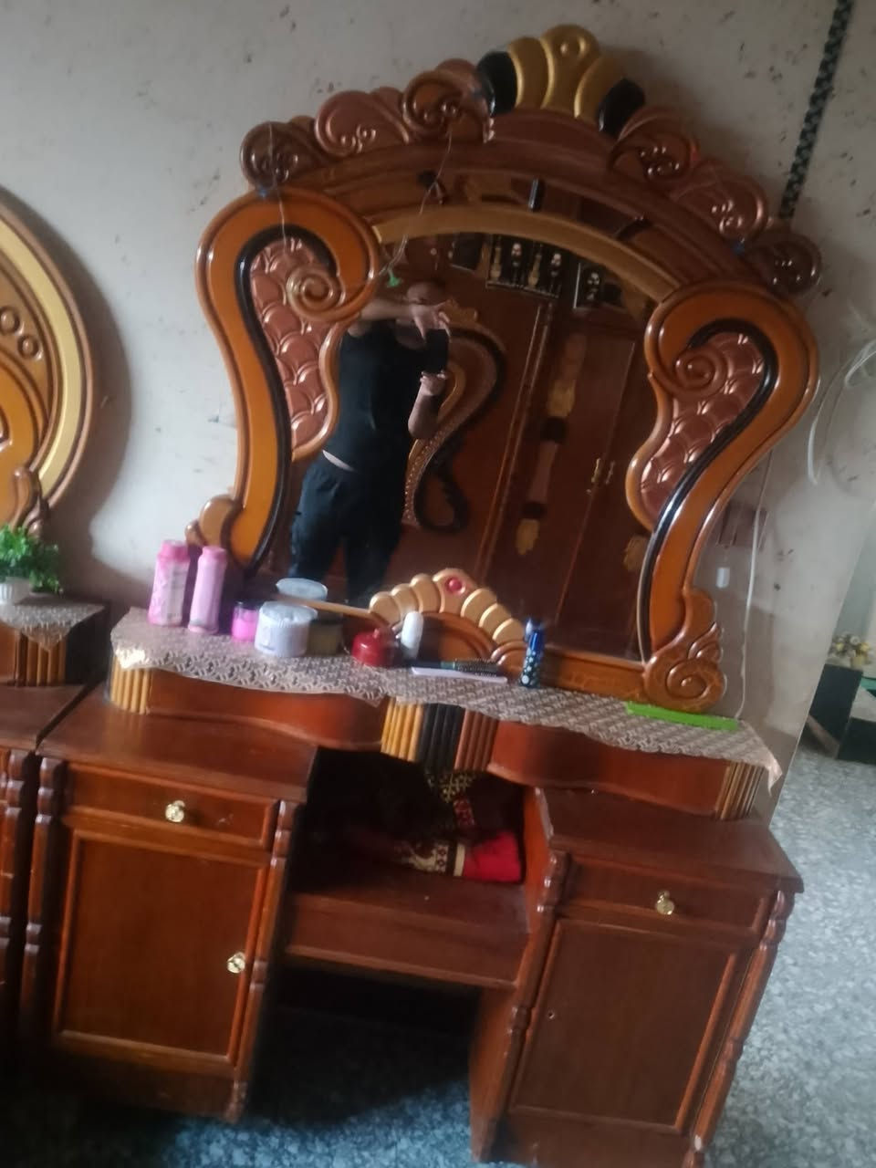 السلام عليكم عندي غرفه البيع 450 الف ***********
