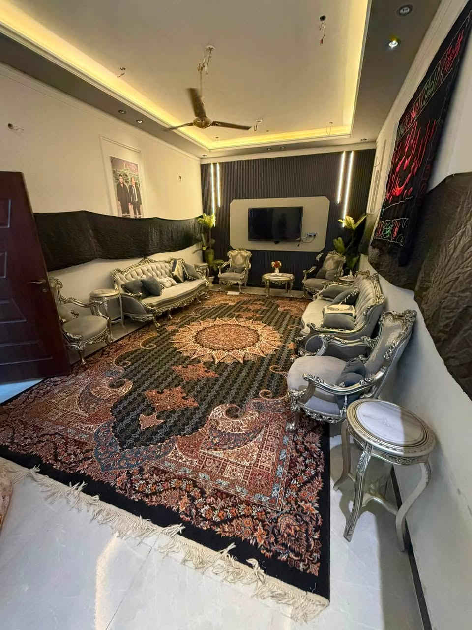 �🔥 بيت للبيع – فرصة مميزة جداً

للبيع بيت بمساحة 700 م²، موقع مميز في طريق السنية السياحي، بعد سكة القطار، قرب مكتب عصام الصالحي.

✨ تفاصيل ومواصفات البيت:

🛏️ 3 غرف نوم
🛋️ صالتين:
• صالة صغيرة قياس 8 × 3 م
• صالة كبيرة قياس 9 × 4 م

🏛️ استقبال قياس 7.5 × 4 م، بتصميم وديكور مغربي مميز مع إنارة حديثة LED.

🍽️ مطبخ قياس 9 × 4 م بنظام حار وبارد.

🚿 مجموعتين صحيات عدد 2 بتصميم عصري، شرقي وغربي.

🚪 4 مداخل للبيت لسهولة الدخول والخروج.

🌳 حديقة بمساحة تقريباً 130 م² مع ممرات تحيط بالمنزل من جميع الجهات.

🏡 ساحة خلفية واسعة تصلح كحديقة أو لبناء مشتمل حسب رغبة المشتري.

🚗 طارمة قياس 16 × 4.5 م.

📏 ارتفاع السقف 3.40 م.

📐 واجهة البيت 15.5 م
📐 نزال البيت 42 م

✨ البيت منفذ بساقط على كل تفصيلة من تفاصيل البناء، ومساحاته واسعة ومناسبة للسكن العائلي.

💰 السعر: للاستفسار

📞 للاستفسار والتواصل:
***********
***********
عصام الصالحي لتجارة الاراضي والعقارات  🏢

