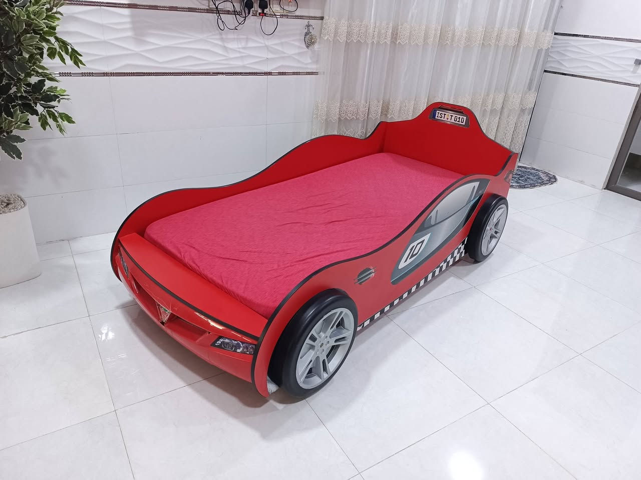 سرير اطفال طول مترين وعرض متر سعره ٩٠ وبي مجال ***********
