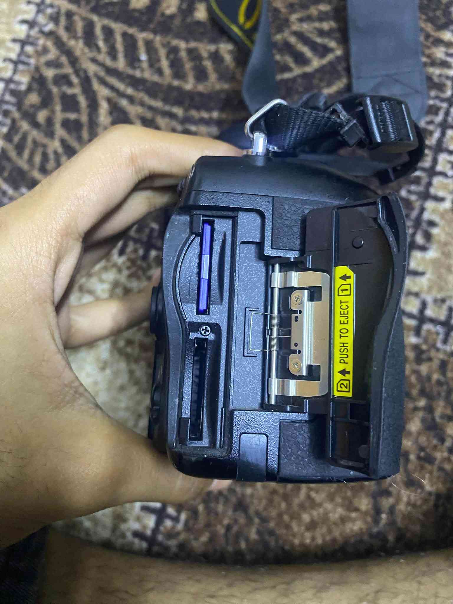 كامره نيكون750دي للبيع 

كامره حلوه وما بيه عيب وشترها 50الف 

مكاني بصره ويوجد توصيل كل محافضات 

ملحقاته شاحنه بطاريه توصاله حزام  رام  

تواصل ***********
