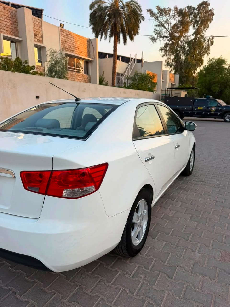 السلام عليكم للبيع كيا سيراتو 2009 خليجي سلايت فتحة داخل لونين ماشية 103 سيارة نضيفة بيهاا صبغ بنيد وخشم جاملغ اثر طخة بسيطة وحالوب مال بلديات قمارة وجنطة السعر 79 وبيها مجال حك الجية للاستفسار *********** مكاني بغداد / الحرية البستان
