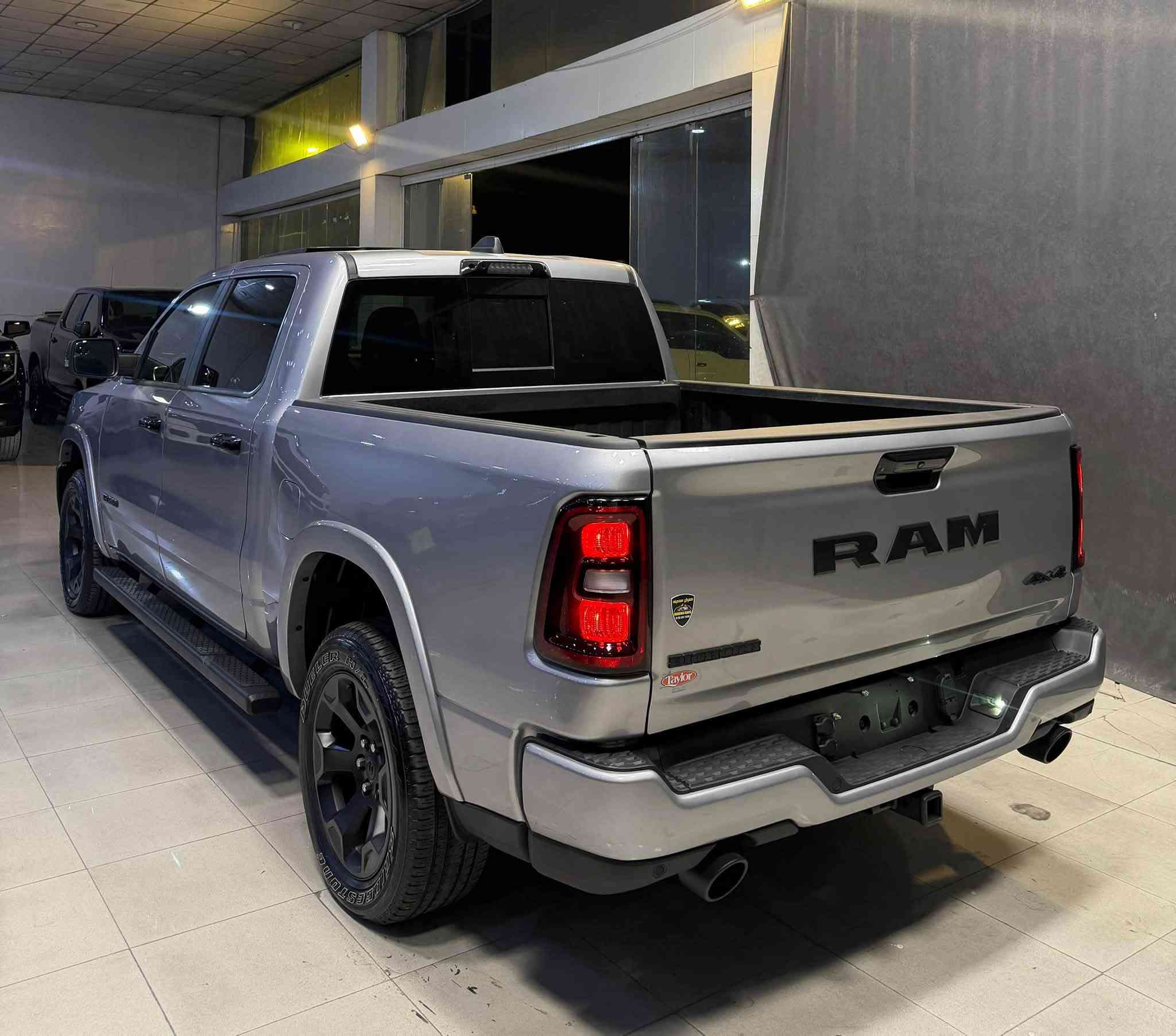 Dodge Ram 
2025 bighorn 
V6 - 3.0T - 4x4 

بسمە و شغال
شاشە تیسلا
کامیرە 
پانۆڕامە
داتاشۆ
ئاوینە کامیرە
لایت لید
کوشینات جلد 
کوشینات هیتر
سوکان هیتر
باب طویل
بودی قصیر
دبل اکسل
رادار
ئوتو ستوب
ویل ٢٢

23.000mi
2قطعە صبغ
سعر 425ورقە

***********
***********
