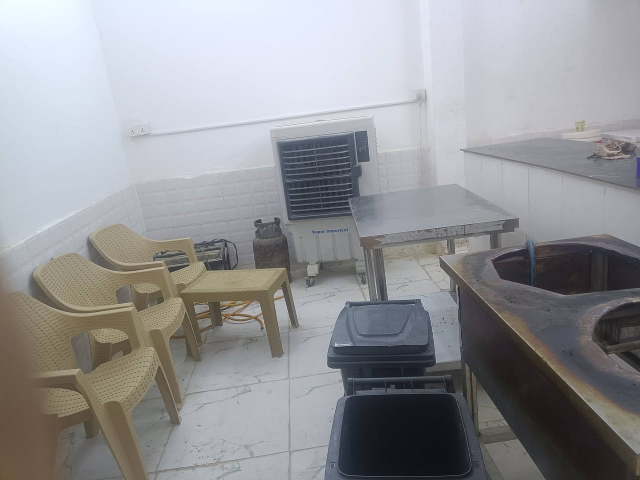 السلام عليكم كافتريا لللبيع
العنوان الديوانيه الصدر الثاني خلف جامع الامام الحسين ع 
تريد الكافتريا محل مع الغراض او فقط الغراض 
المحتويات 
طباخ 
كريل 
مثرامه بتيته 
عارضه 
مجمده 
تانكي ٥٠٠ لتر
ماطور ماء 
مغسله 
سنك 
مثرامه فلافل 
ميز كاشير 
ميز ستانلس ستيل عدد ٢ متر ونص 
سفنديشات 
بلانكات كامله 
بطل بلاستيك عدد ٨ 
حاويات عدد ٢ 
جام خانه تسكا + باب الدخول 
طاوات عدد ٢ 
تختات ثرم عدد ٢ حجم كبير 
سطوله عدد ٣ 
وباقي النواعم كامله من كلشي 
للتواصل واتساب او تصال ع الخط 
*********** وتدللون 
سبب البيع عدم التفرغ 
قرب 3 مدارس وشارع رئيسي وبيها رزق خير من الله
